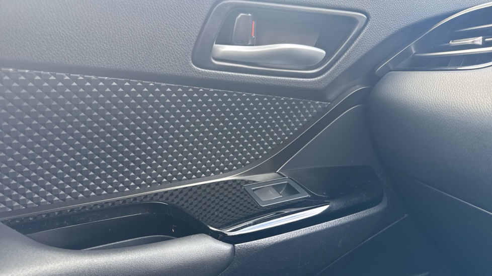 Toyota C-HR 1.8 Hybrid Design 5dr CVT Hybrid Hatchback - Image 22