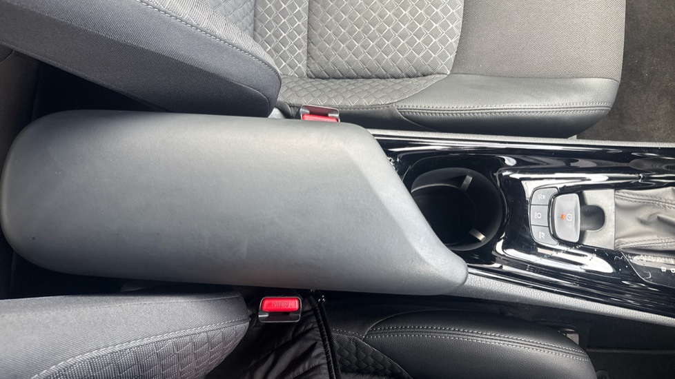 Toyota C-HR 1.8 Hybrid Design 5dr CVT Hybrid Hatchback - Image 30