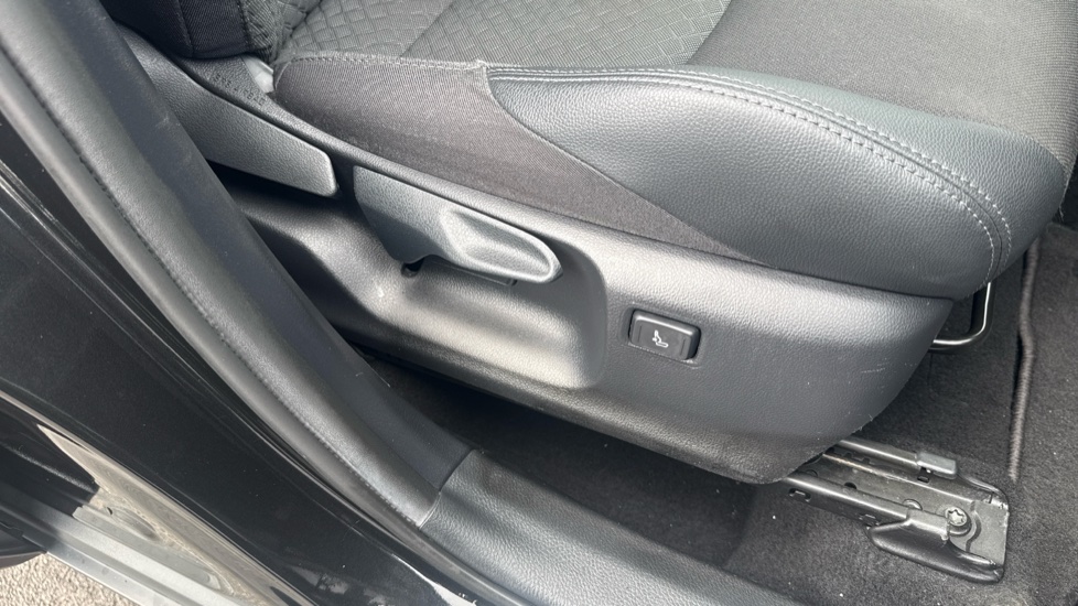 Toyota C-HR 1.8 Hybrid Design 5dr CVT Hybrid Hatchback - Image 41