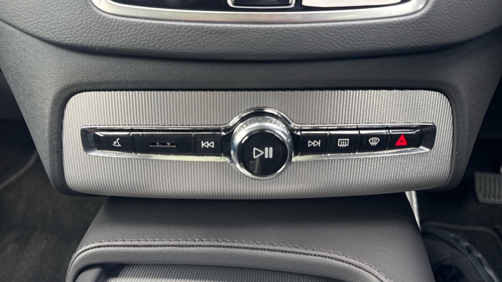 Volvo XC90 2.0 B5P [250] Plus Dark 5dr AWD Geartronic Petrol Estate - Image 24