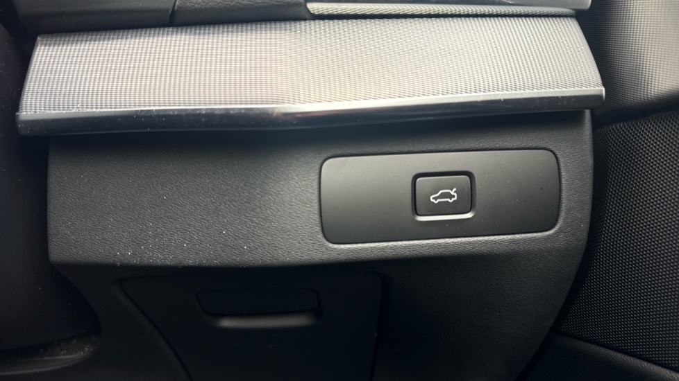 Volvo XC90 2.0 B5P [250] Plus Dark 5dr AWD Geartronic Petrol Estate - Image 35