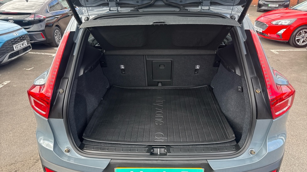 Volvo XC40 2.0 B4P Plus Dark 5dr AWD Auto Petrol Estate - Image 4