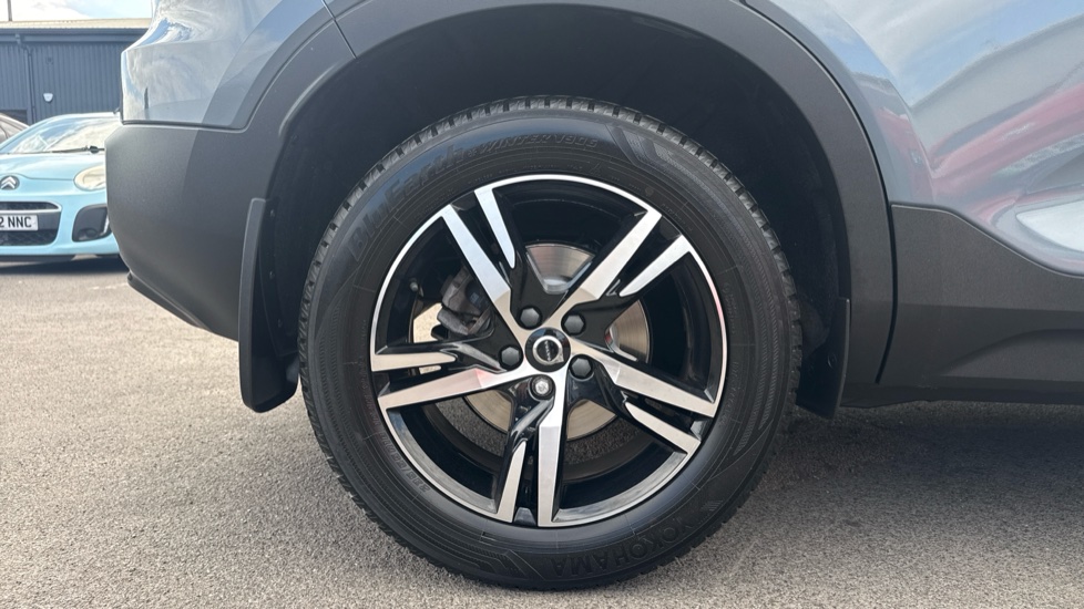 Volvo XC40 2.0 B4P Plus Dark 5dr AWD Auto Petrol Estate - Image 7