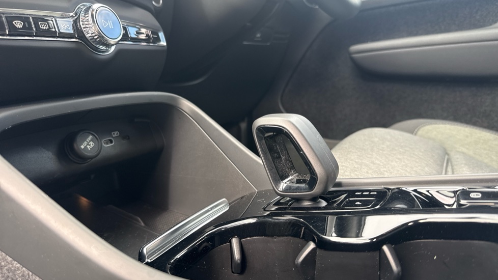 Volvo XC40 2.0 B4P Plus Dark 5dr AWD Auto Petrol Estate - Image 13