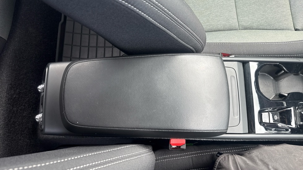 Volvo XC40 2.0 B4P Plus Dark 5dr AWD Auto Petrol Estate - Image 30