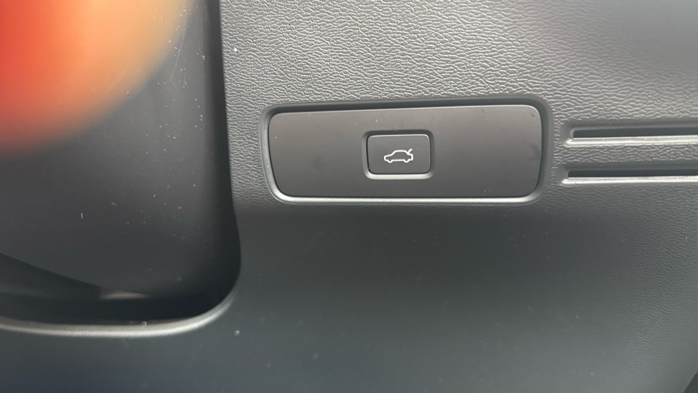 Volvo XC40 2.0 B4P Plus Dark 5dr AWD Auto Petrol Estate - Image 37