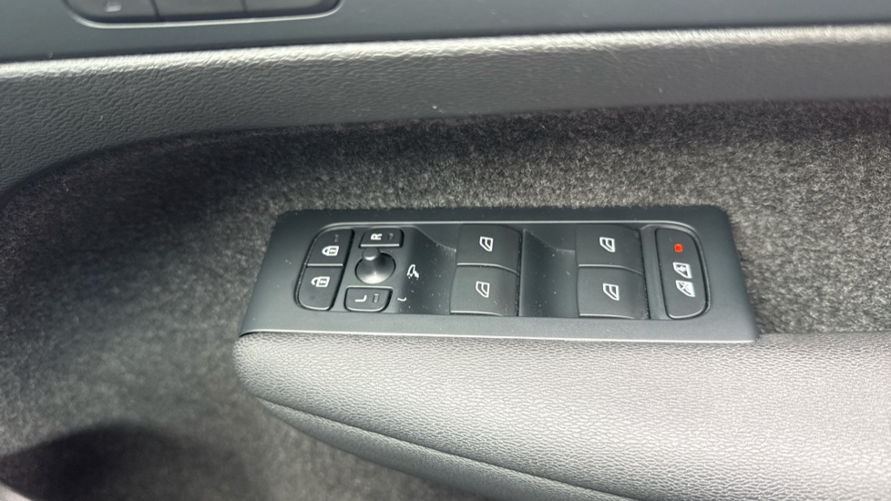 Volvo XC40 2.0 B4P Plus Dark 5dr AWD Auto Petrol Estate - Image 39