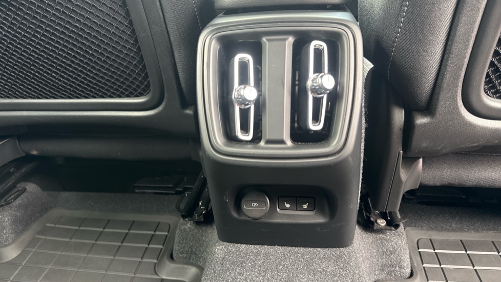 Volvo XC40 2.0 B4P Plus Dark 5dr AWD Auto Petrol Estate - Image 44