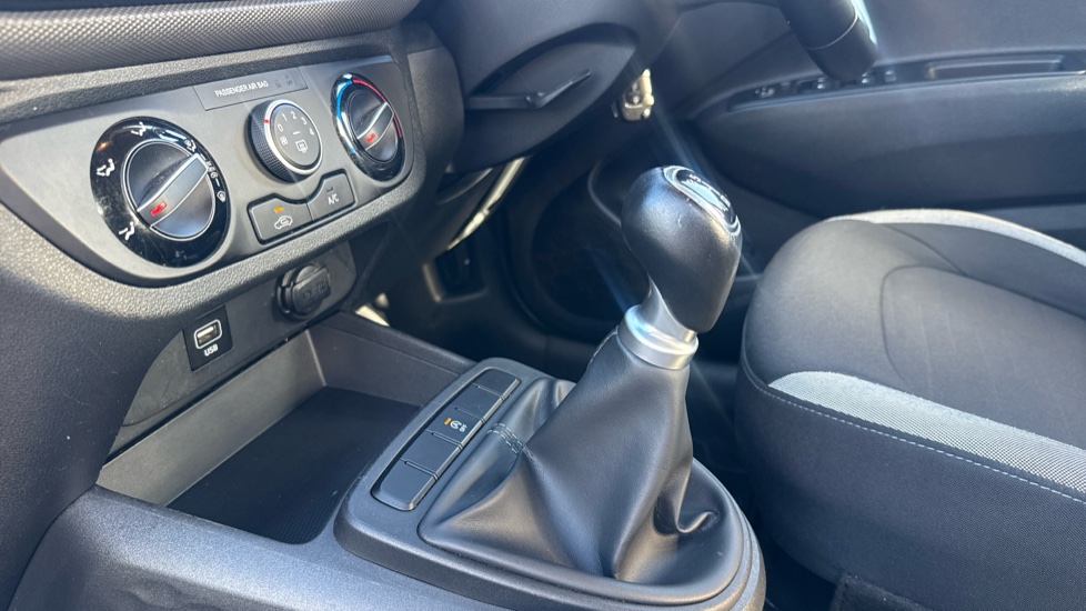 Hyundai i10 1.2 MPi SE Connect 5dr Petrol Hatchback - Image 13