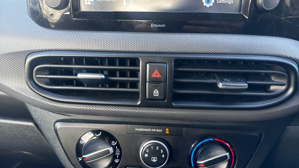 Hyundai i10 1.2 MPi SE Connect 5dr Petrol Hatchback - Image 25