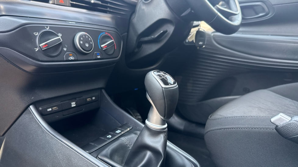 Hyundai BAYON 1.0 TGDi 48V MHEV SE Connect 5dr Petrol Hatchback - Image 13