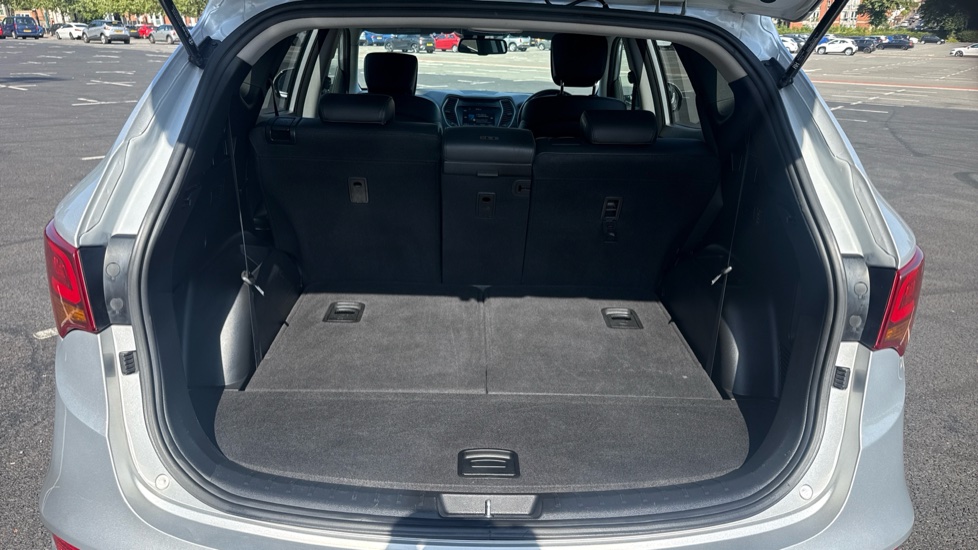 Hyundai SANTA FE 2.2 CRDi Blue Drive Premium 5dr [7 Seats] Diesel Estate - Image 4