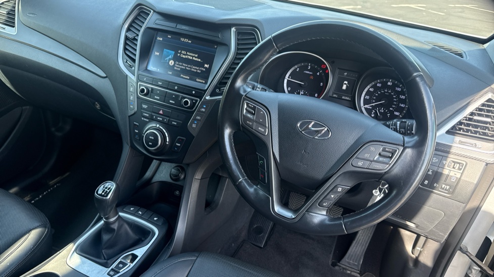 Hyundai SANTA FE 2.2 CRDi Blue Drive Premium 5dr [7 Seats] Diesel Estate - Image 11