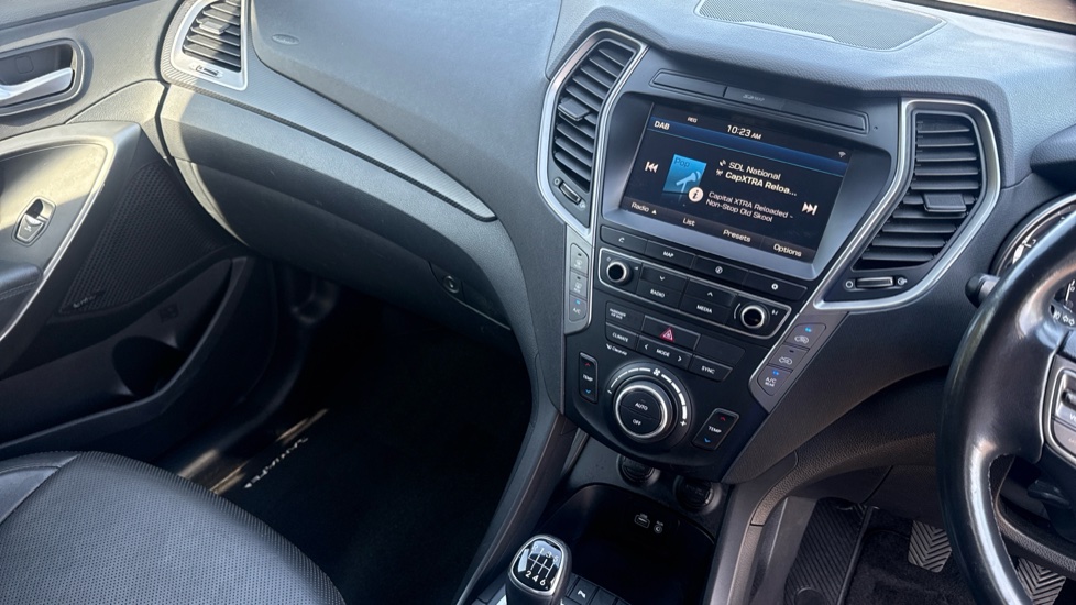 Hyundai SANTA FE 2.2 CRDi Blue Drive Premium 5dr [7 Seats] Diesel Estate - Image 14