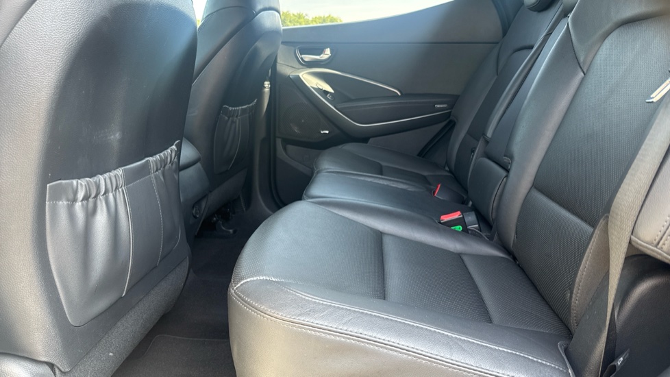 Hyundai SANTA FE 2.2 CRDi Blue Drive Premium 5dr [7 Seats] Diesel Estate - Image 16