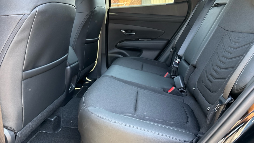 Hyundai TUCSON 1.6T 239 Hybrid Black Line 5dr Auto Hybrid Estate - Image 16