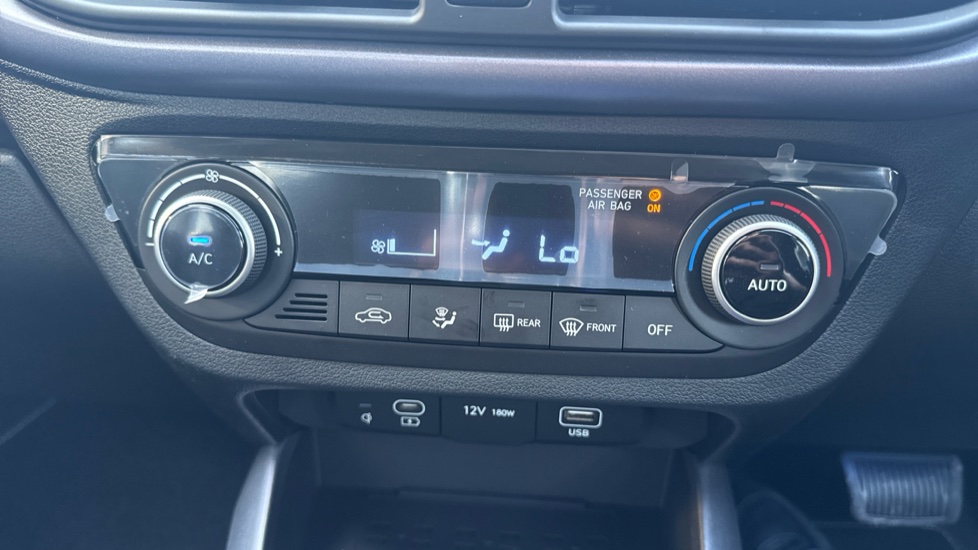 Hyundai i10 1.2 [79] Premium 5dr Auto [Nav] Petrol Hatchback - Image 25