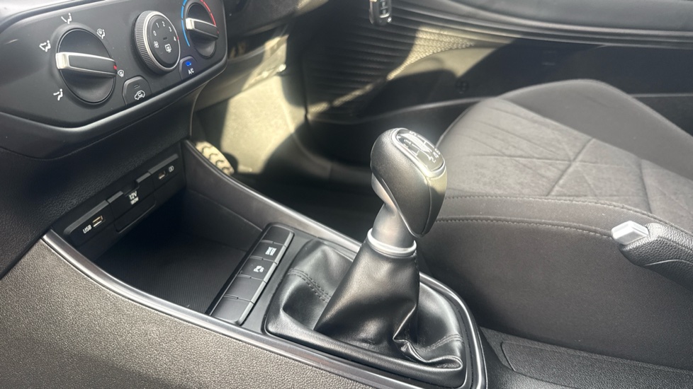 Hyundai BAYON 1.0 TGDi 48V MHEV SE Connect 5dr Petrol Hatchback - Image 13