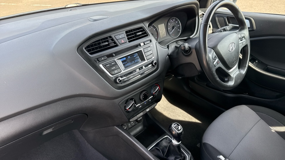 Hyundai i20 1.2 Blue Drive SE 3dr Petrol Hatchback - Image 9