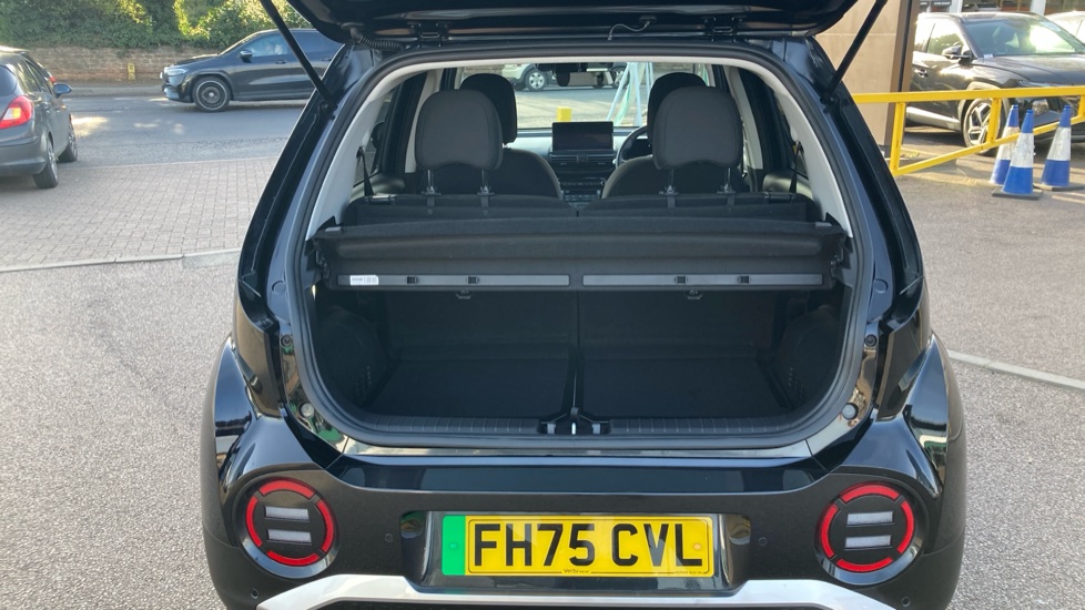 Hyundai INSTER 85kW 02 49kWh 5dr Auto Electric Hatchback - Image 4