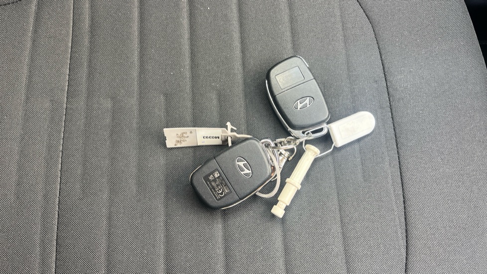 Hyundai i10 1.0 Advance 5dr Petrol Hatchback - Image 20