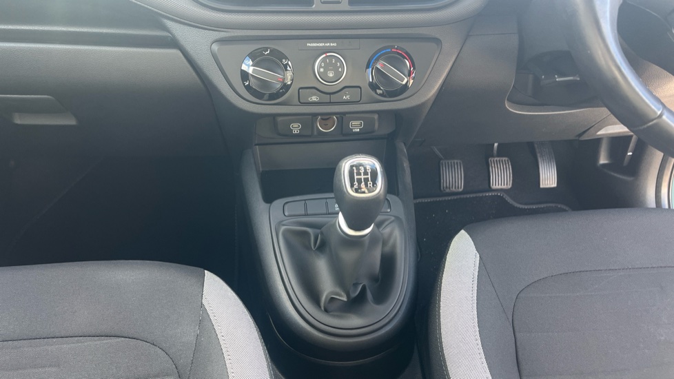 Hyundai i10 1.0 Advance 5dr Petrol Hatchback - Image 28