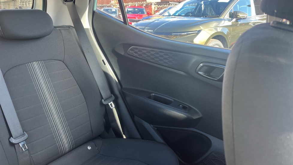 Hyundai i10 1.0 Advance 5dr Petrol Hatchback - Image 41