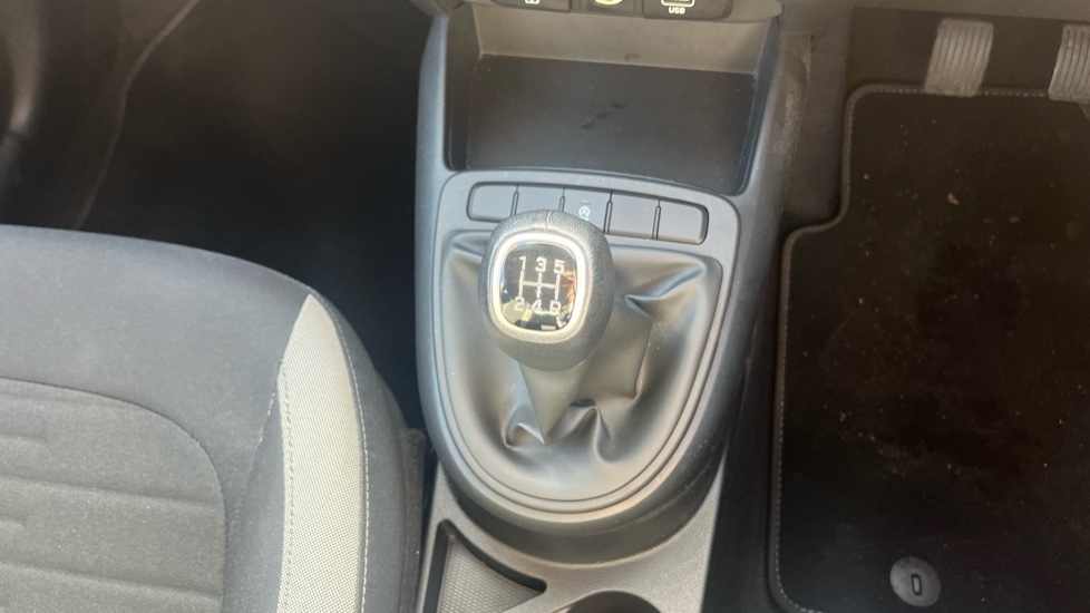Hyundai i10 1.0 Advance 5dr Petrol Hatchback - Image 45