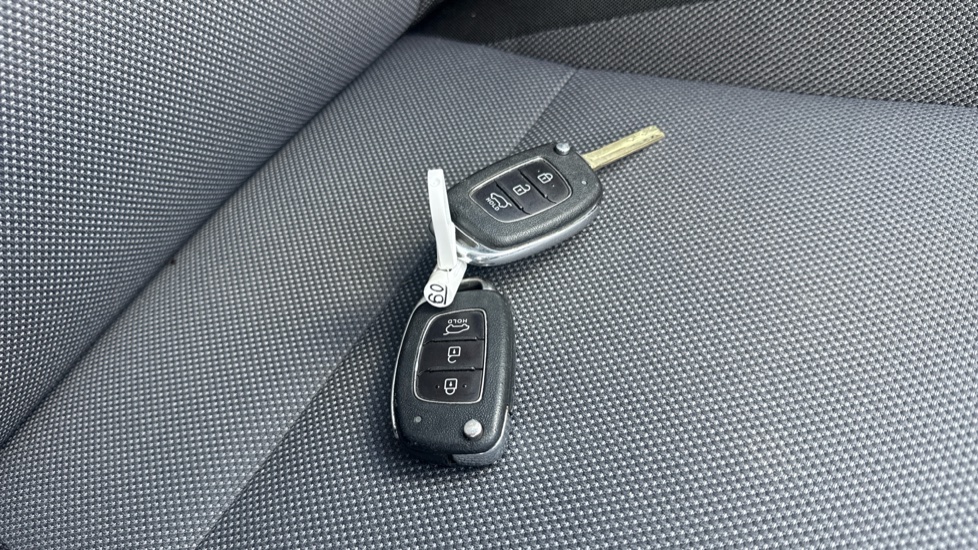 Hyundai i20 1.2 MPi Play 5dr Petrol Hatchback - Image 20