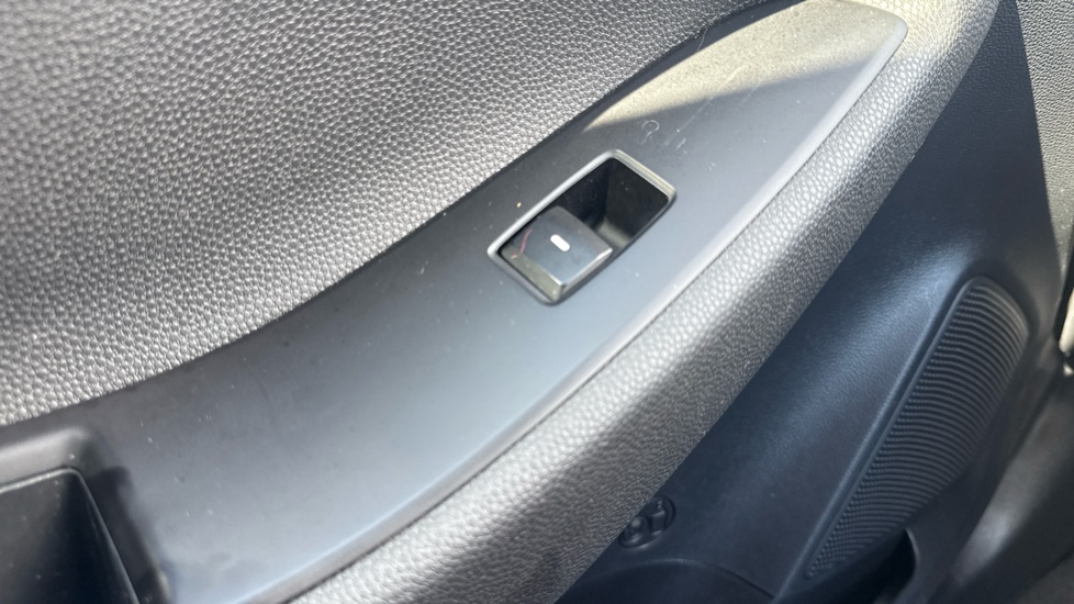 Hyundai i20 1.2 MPi Play 5dr Petrol Hatchback - Image 23