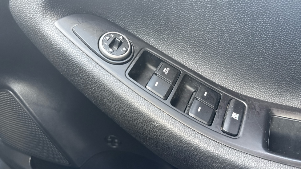 Hyundai i20 1.2 MPi Play 5dr Petrol Hatchback - Image 38