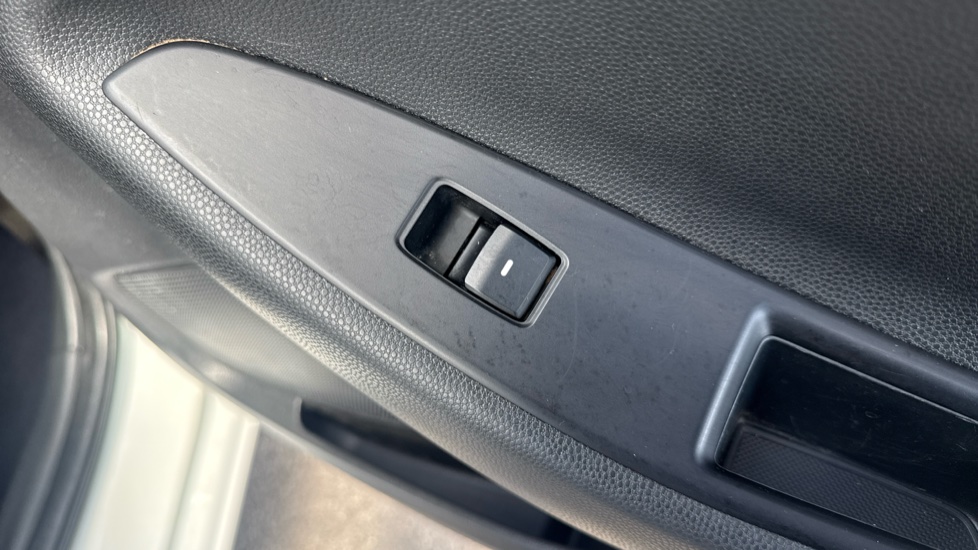 Hyundai i20 1.2 MPi Play 5dr Petrol Hatchback - Image 40