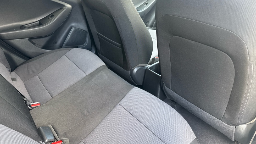 Hyundai i20 1.2 MPi Play 5dr Petrol Hatchback - Image 41
