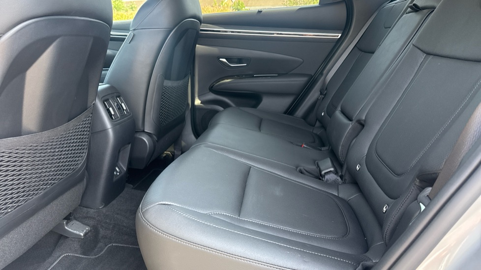 Hyundai TUCSON 1.6 TGDi 48V MHD Ultimate 5dr 2WD DCT Petrol Estate - Image 16
