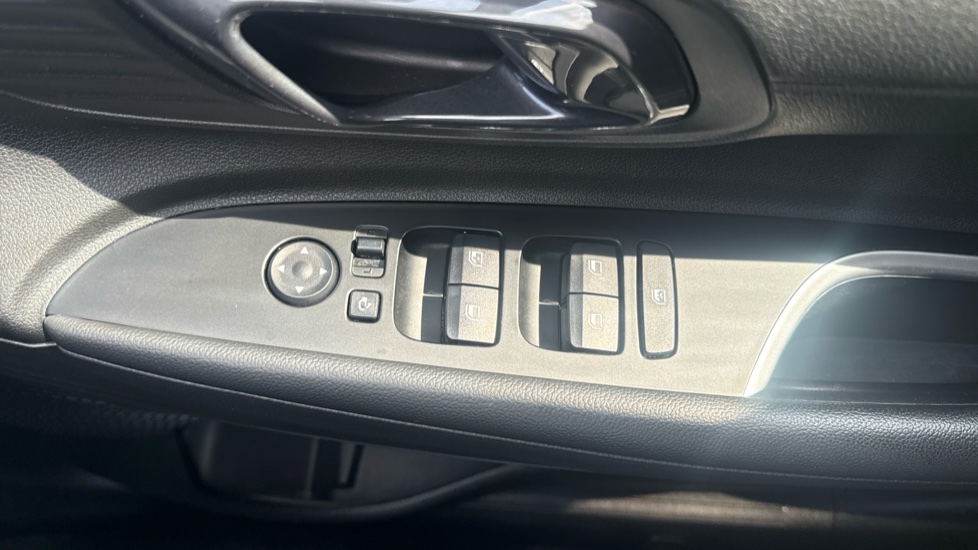 Hyundai i20 1.0T GDi 48V MHD Premium 5dr DCT Petrol Hatchback - Image 35