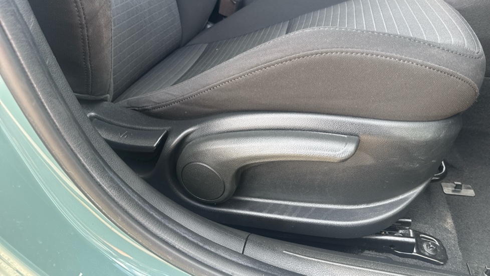 Hyundai i20 1.0T GDi 48V MHD Premium 5dr DCT Petrol Hatchback - Image 37