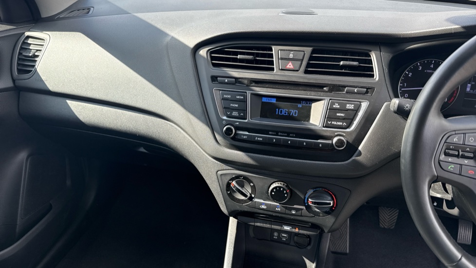 Hyundai i20 1.2 SE 5dr Petrol Hatchback - Image 14