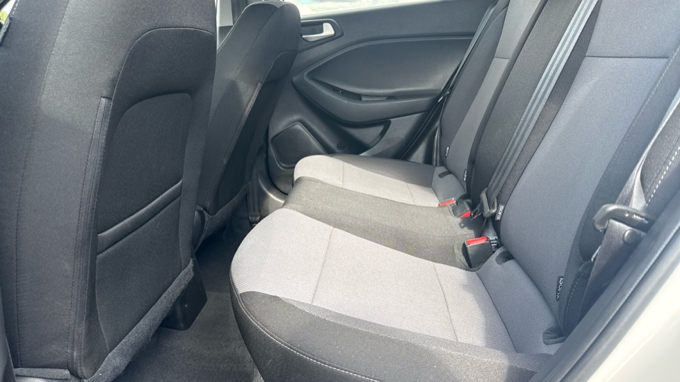 Hyundai i20 1.2 SE 5dr Petrol Hatchback - Image 16