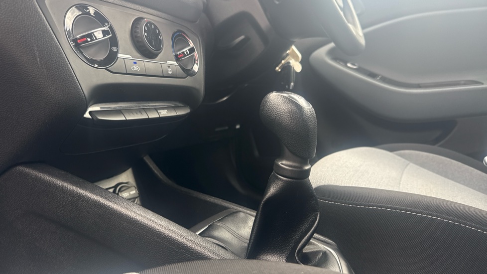 Hyundai i20 1.2 Blue Drive S 5dr Petrol Hatchback - Image 13