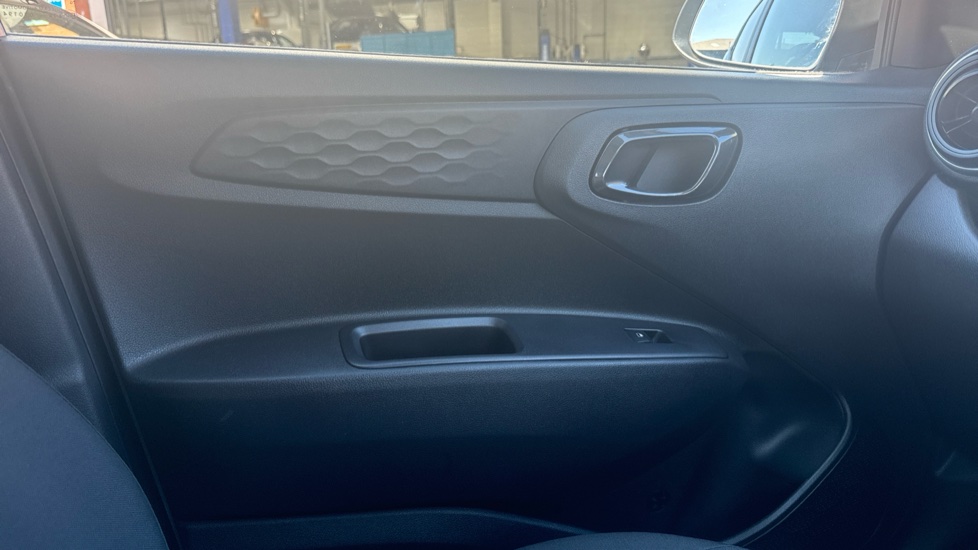 Hyundai i10 1.2 MPi Premium 5dr Petrol Hatchback - Image 26
