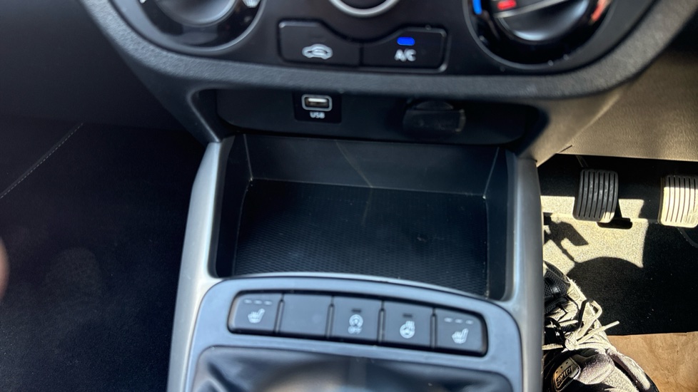 Hyundai i10 1.2 MPi Premium 5dr Petrol Hatchback - Image 30