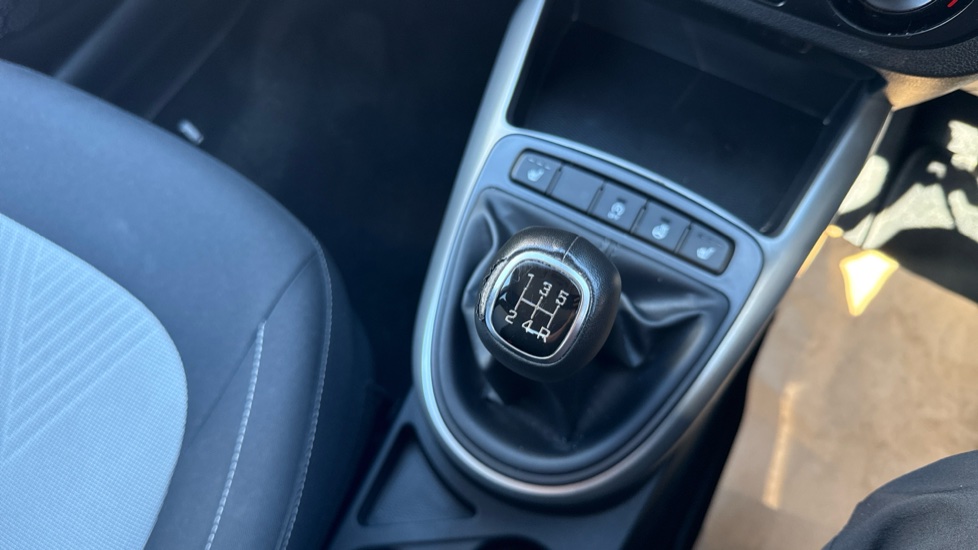 Hyundai i10 1.2 MPi Premium 5dr Petrol Hatchback - Image 31