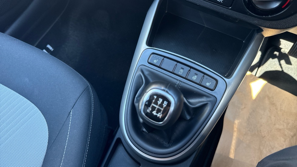 Hyundai i10 1.2 MPi Premium 5dr Petrol Hatchback - Image 32