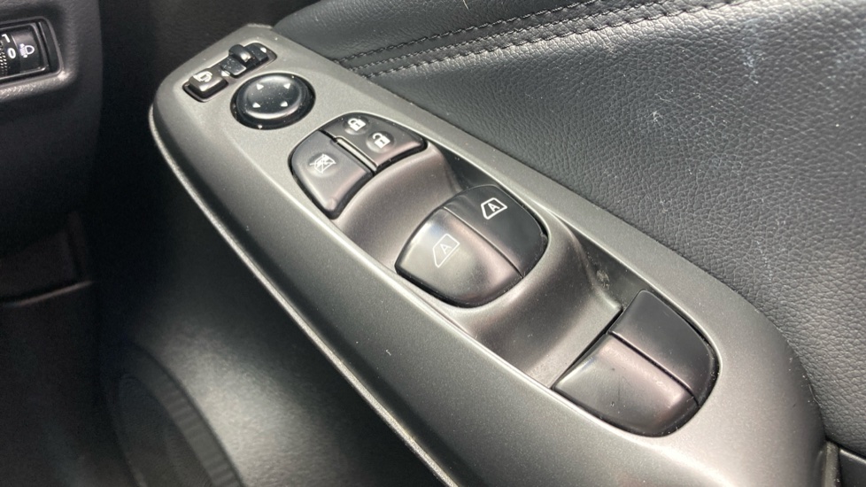 Nissan Juke 1.6 Hybrid N-Connecta 5dr Auto Hybrid Hatchback - Image 19