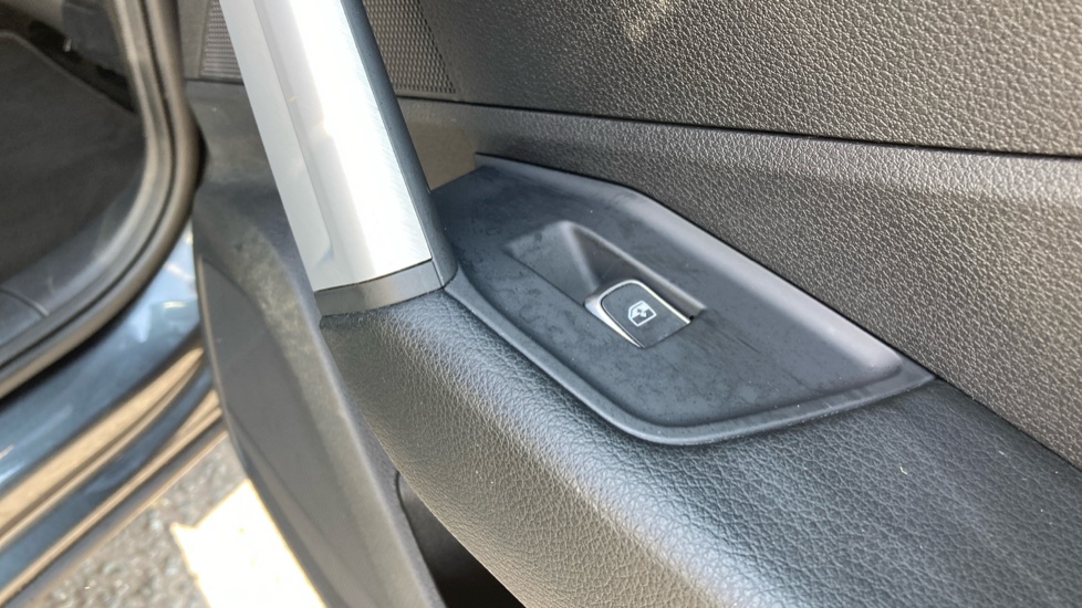 Audi Q2 35 TFSI S Line 5dr S Tronic Petrol Estate - Image 21