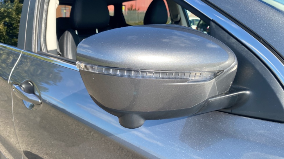 Nissan Qashqai 1.3 DiG-T Tekna 5dr Petrol Hatchback - Image 21