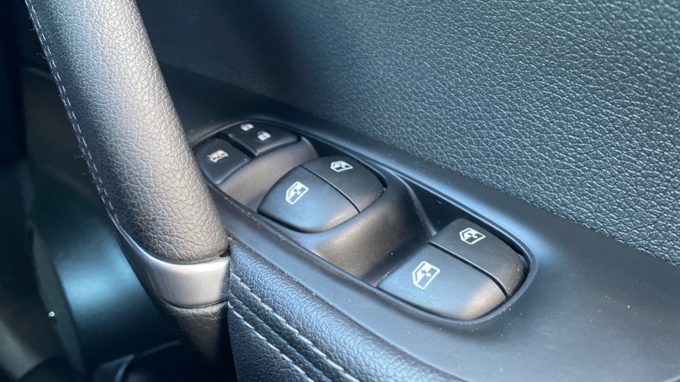 Nissan Qashqai 1.3 DiG-T Tekna 5dr Petrol Hatchback - Image 29