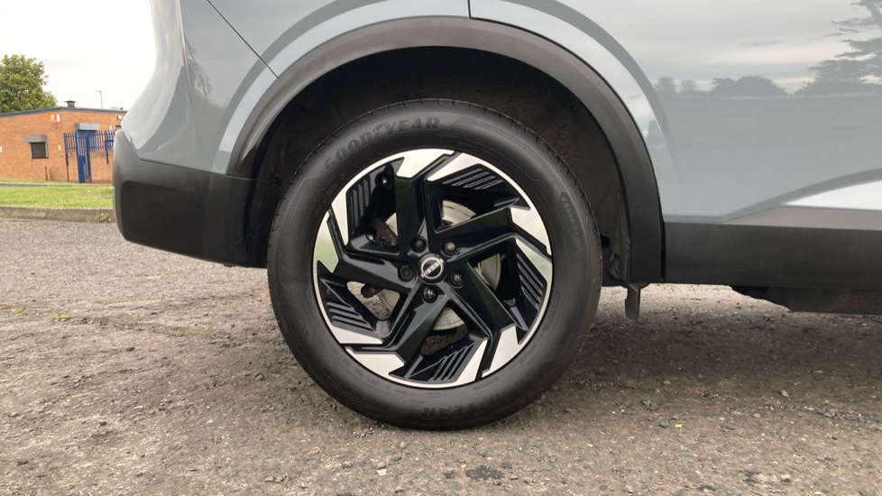 Nissan Qashqai 1.3 DiG-T MH N-Connecta 5dr Petrol Hatchback - Image 7