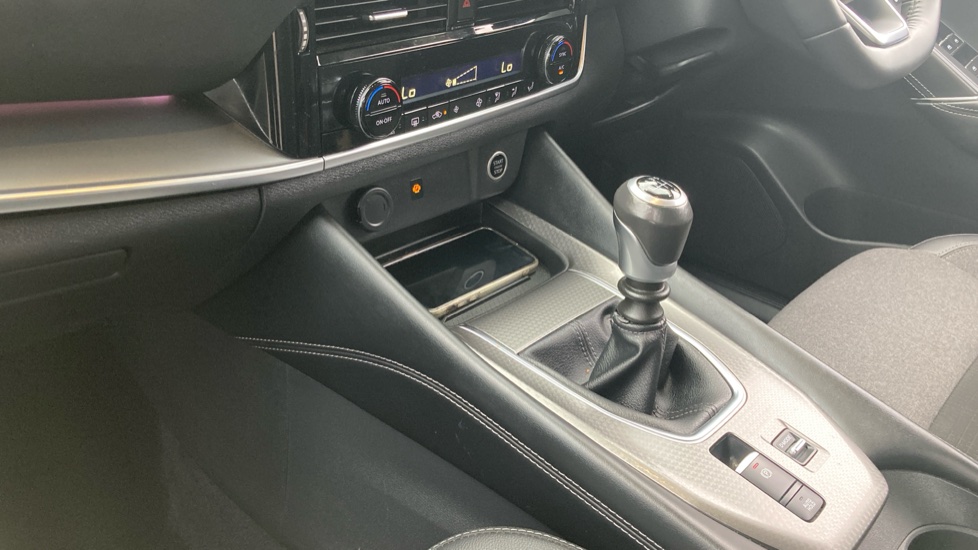 Nissan Qashqai 1.3 DiG-T MH N-Connecta 5dr Petrol Hatchback - Image 13