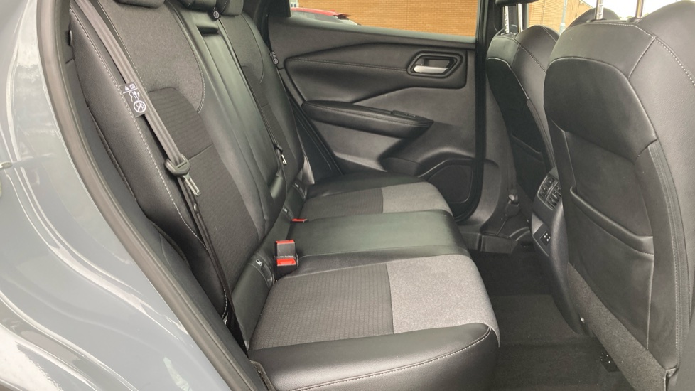 Nissan Qashqai 1.3 DiG-T MH N-Connecta 5dr Petrol Hatchback - Image 16